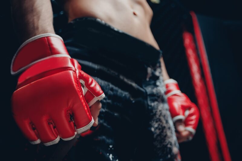 prikaz rukavice kod momka na ruci za MMA