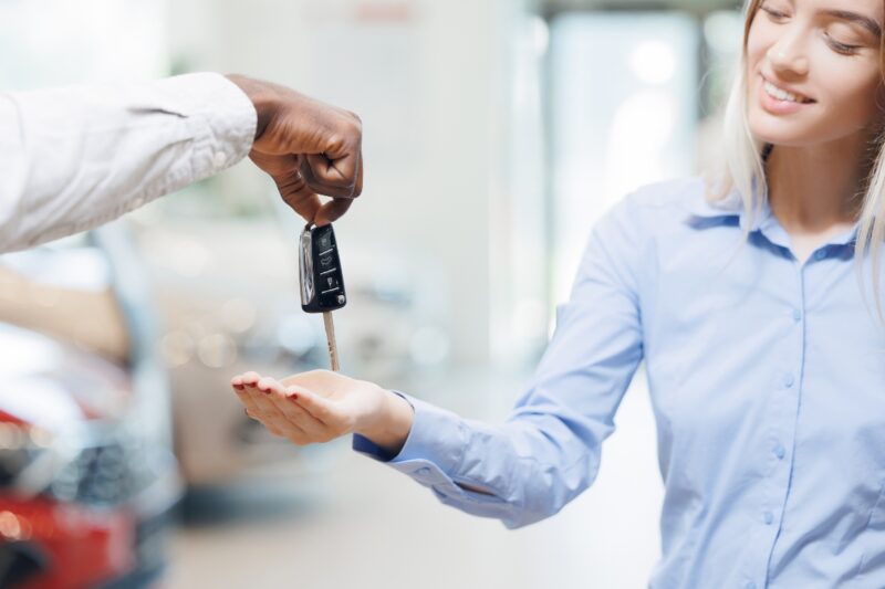 osoba daje ključ od automobila devojci