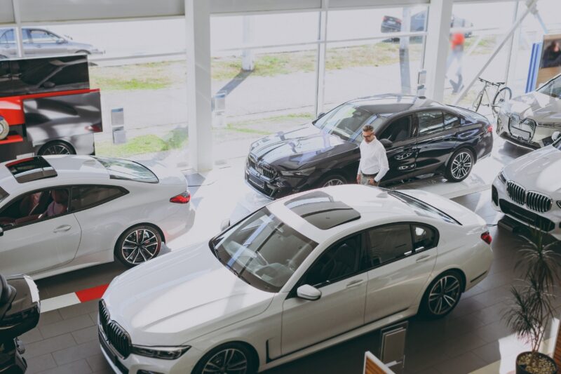 prikaz automobila u auto kući